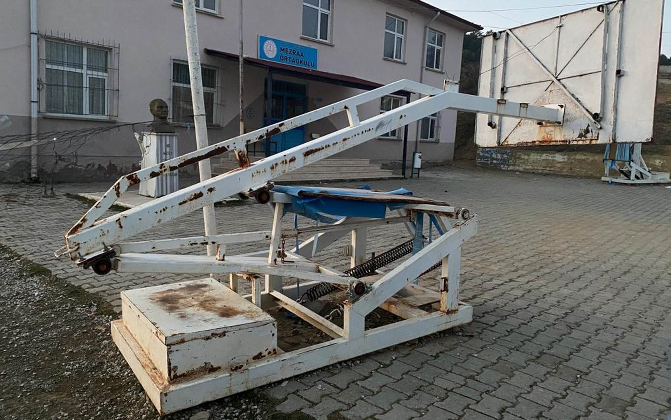 Samsun'da 5 yaşındaki çocuk basketbol potasına sıkışarak hayatını kaybetti