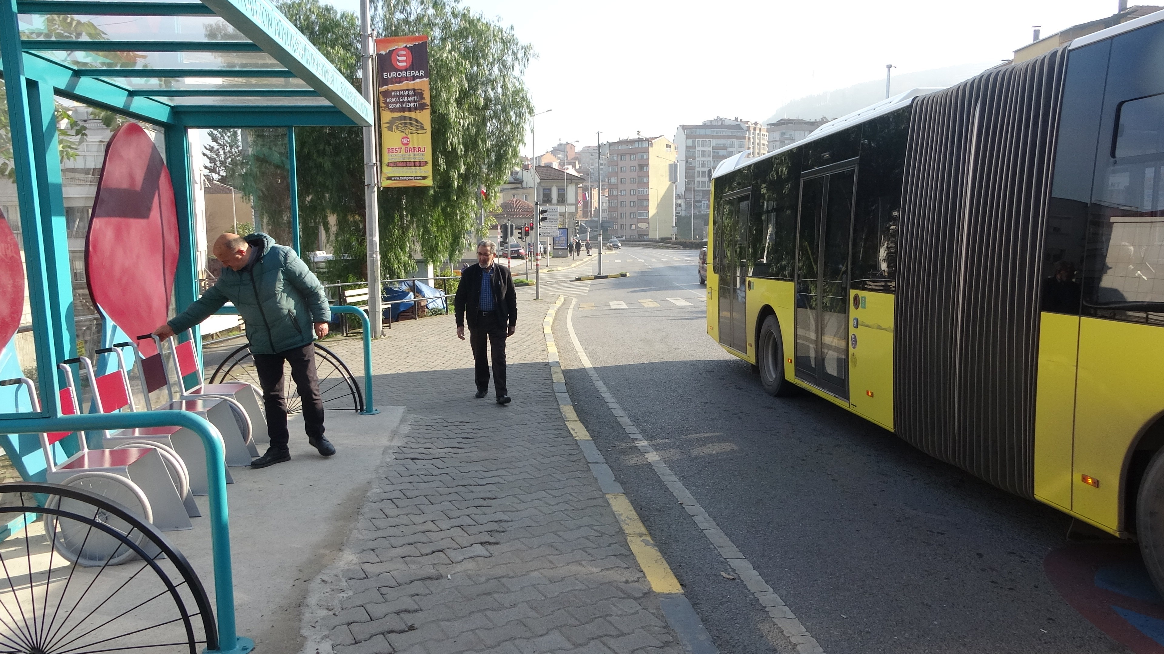 Trabzon'da dikkat çeken durak tasarımı! Gören dönüp bir daha bakıyor