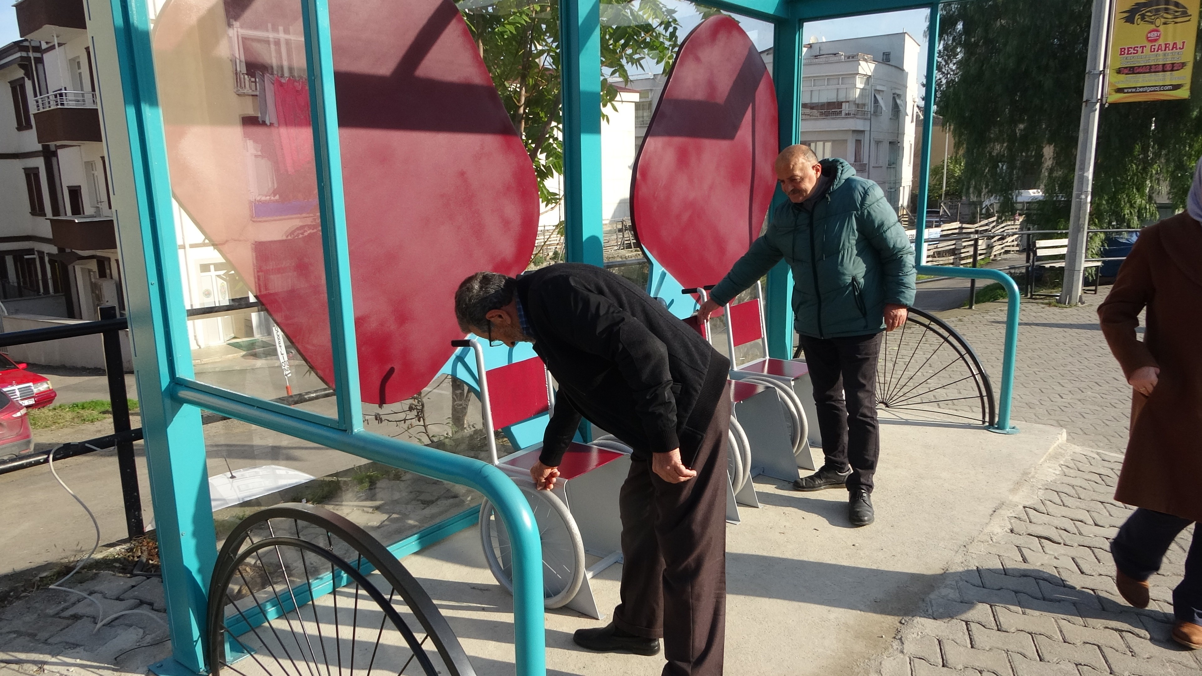 Trabzon'da dikkat çeken durak tasarımı! Gören dönüp bir daha bakıyor