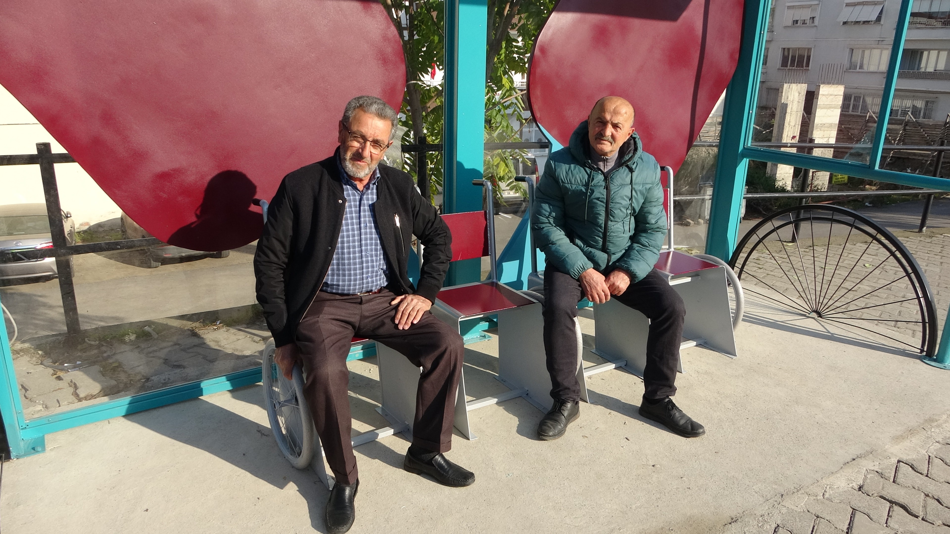 Trabzon'da dikkat çeken durak tasarımı! Gören dönüp bir daha bakıyor