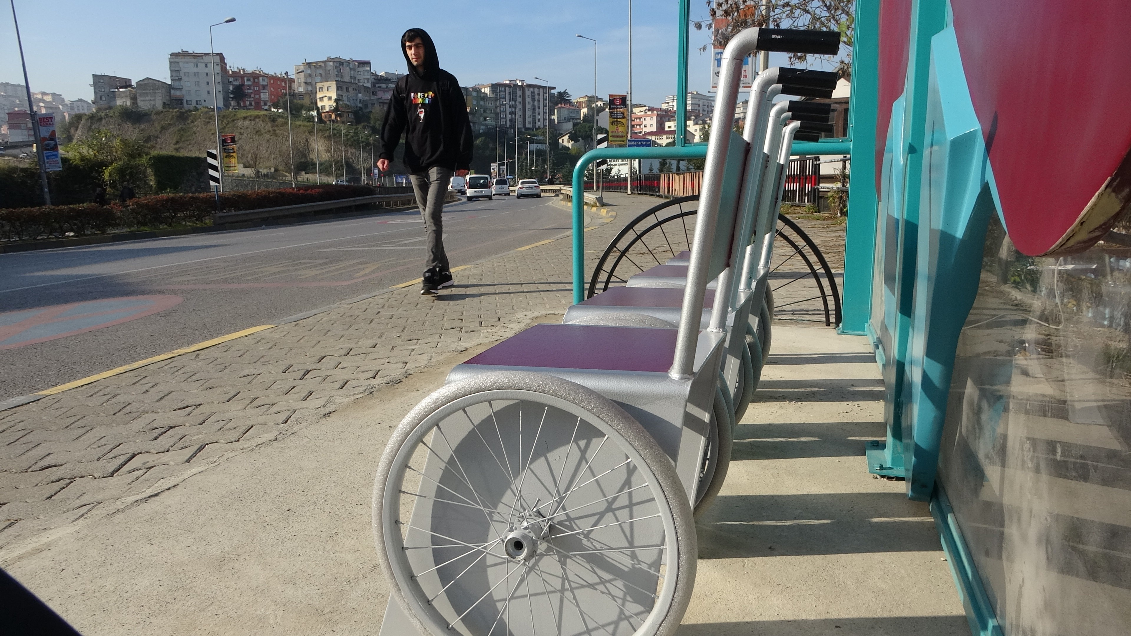 Trabzon'da dikkat çeken durak tasarımı! Gören dönüp bir daha bakıyor