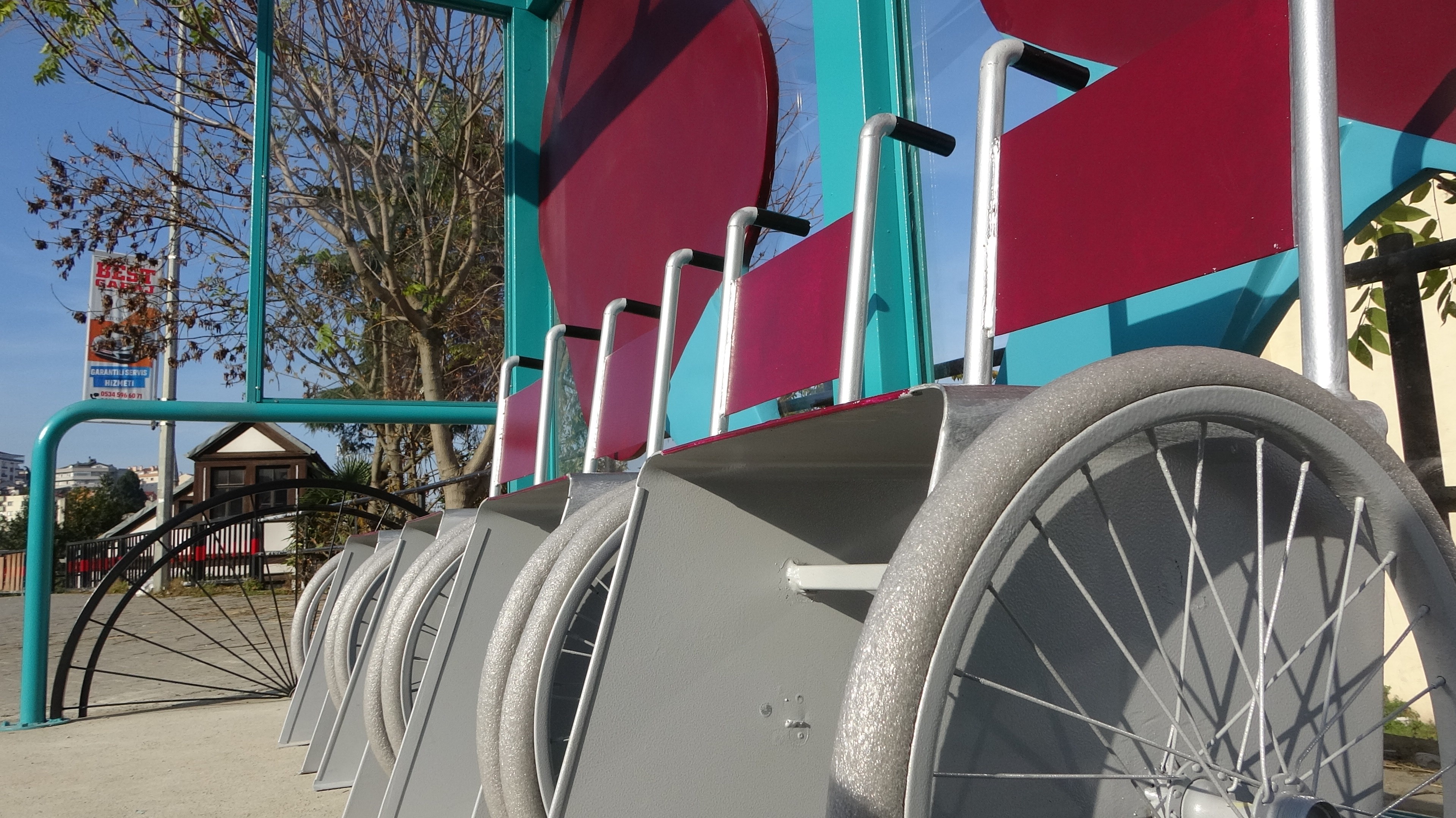 Trabzon'da dikkat çeken durak tasarımı! Gören dönüp bir daha bakıyor