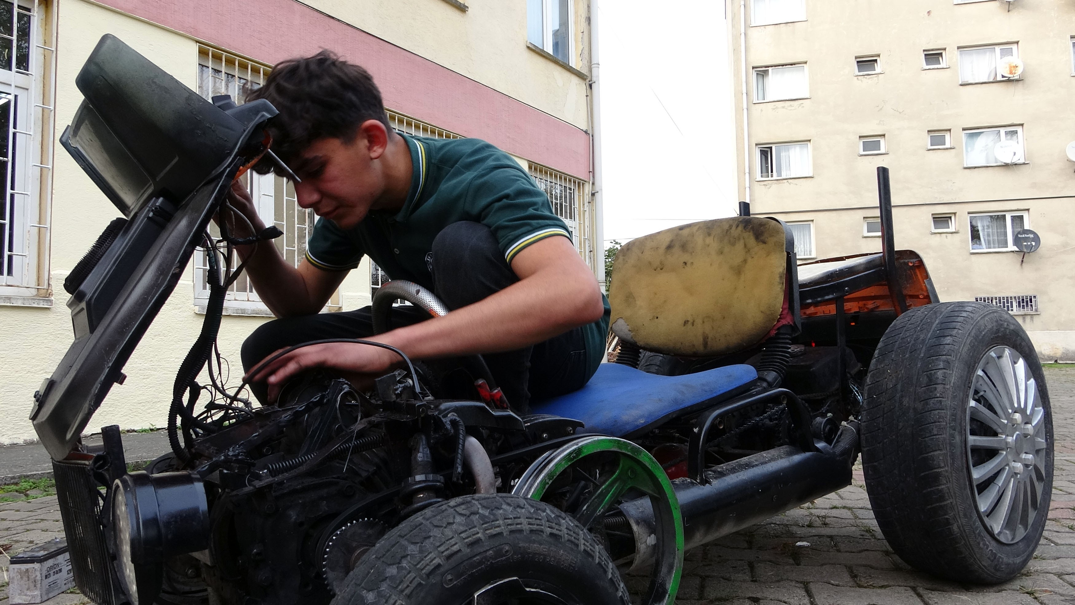 Giresun'da lise öğrencisi hurda parçalardan araba yaptı