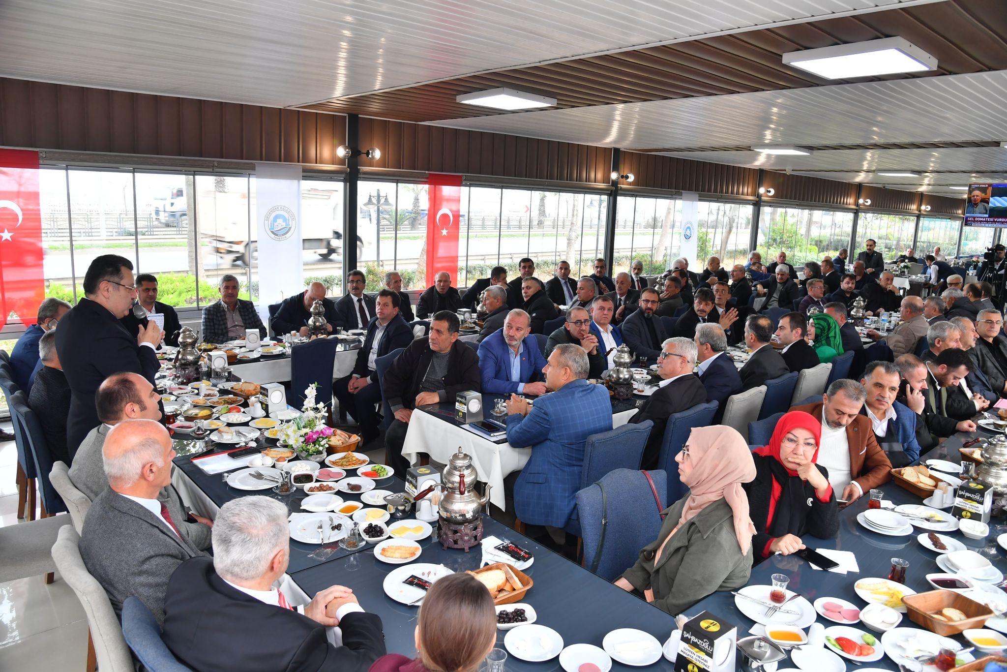 Ortahisar Belediye Başkanı Genç muhtarlarla bir araya geldi