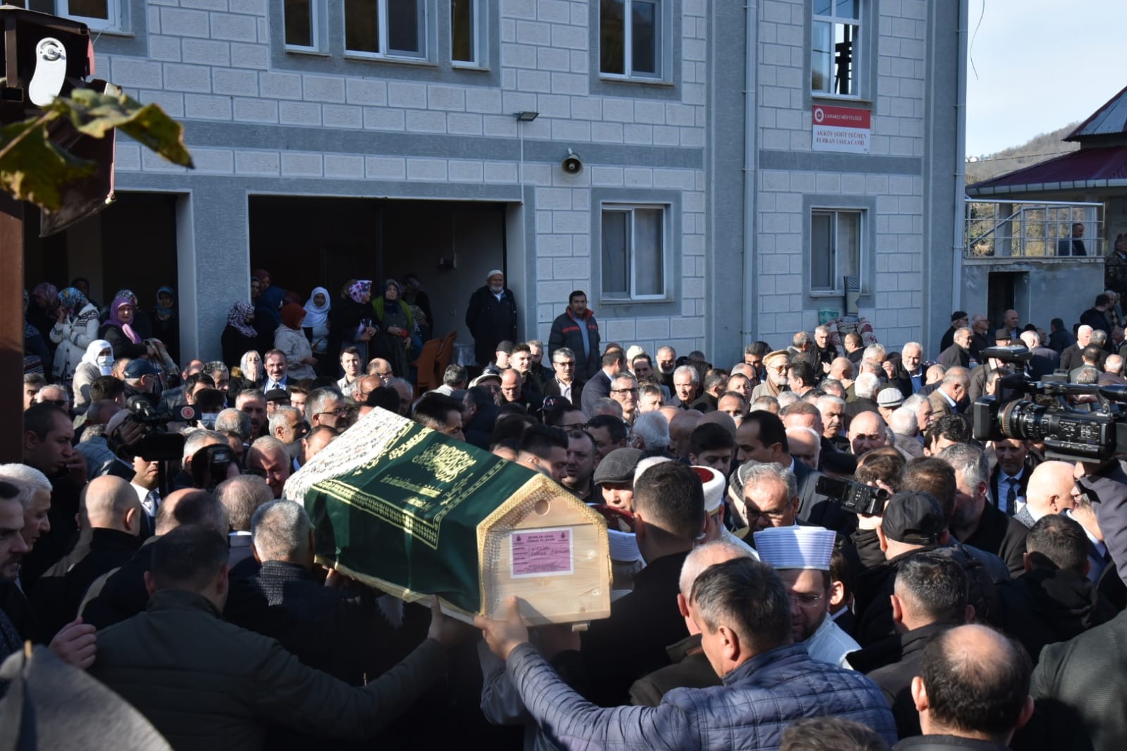 TBMM Başkanı Şentop, AK Partili Öztürk'ün annesinin cenazesine katıldı