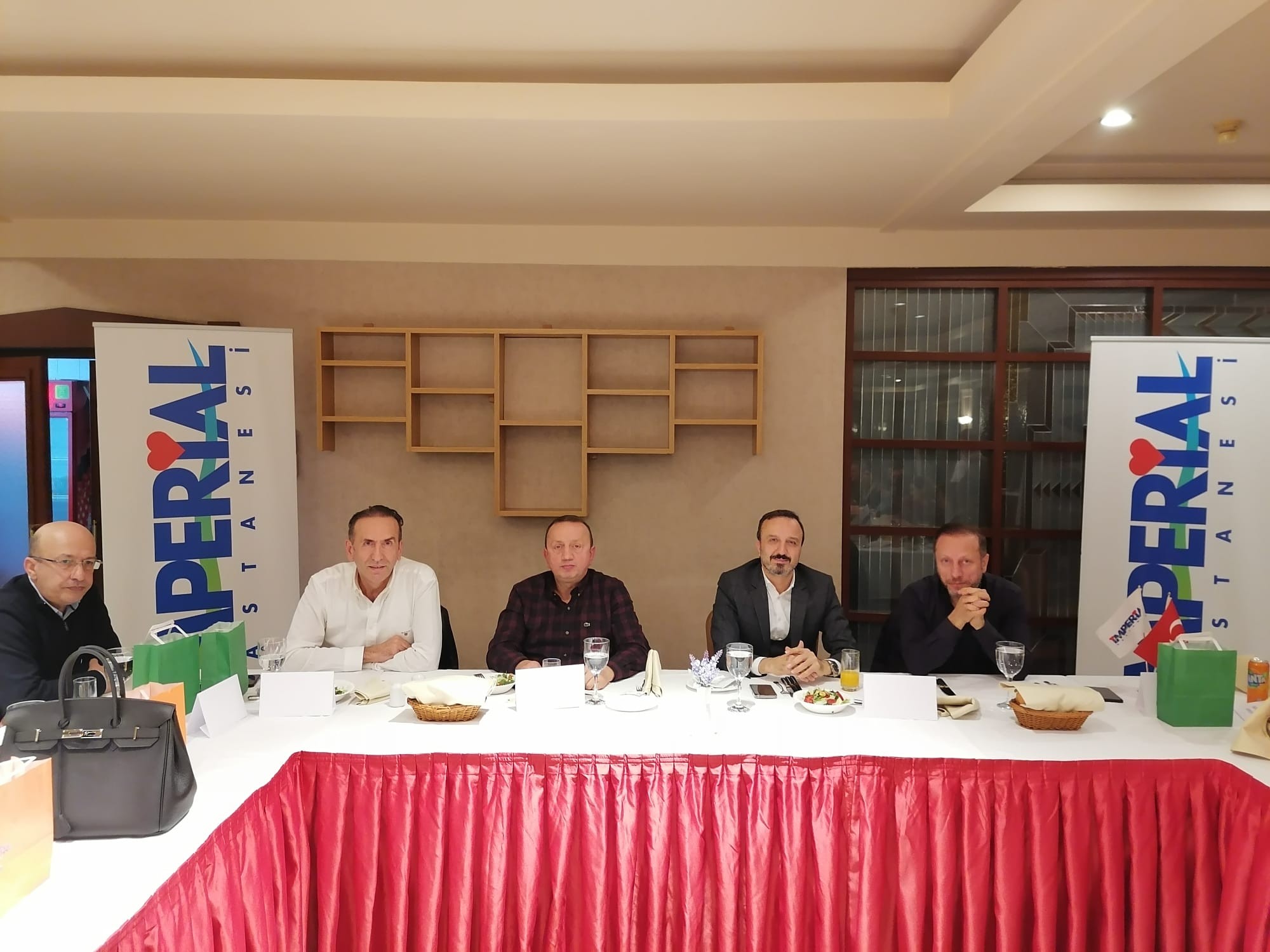 İmperial Hastanesi yönetimi ve doktorları yemekte bir araya geldi