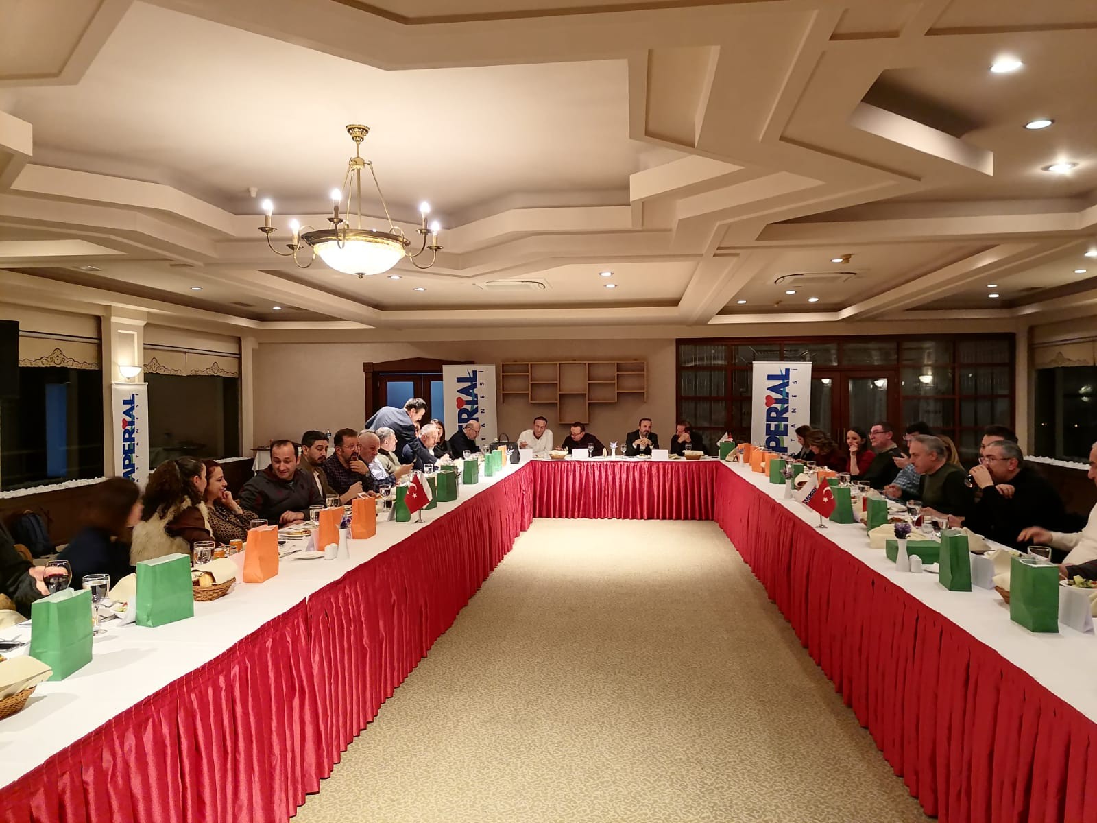 İmperial Hastanesi yönetimi ve doktorları yemekte bir araya geldi