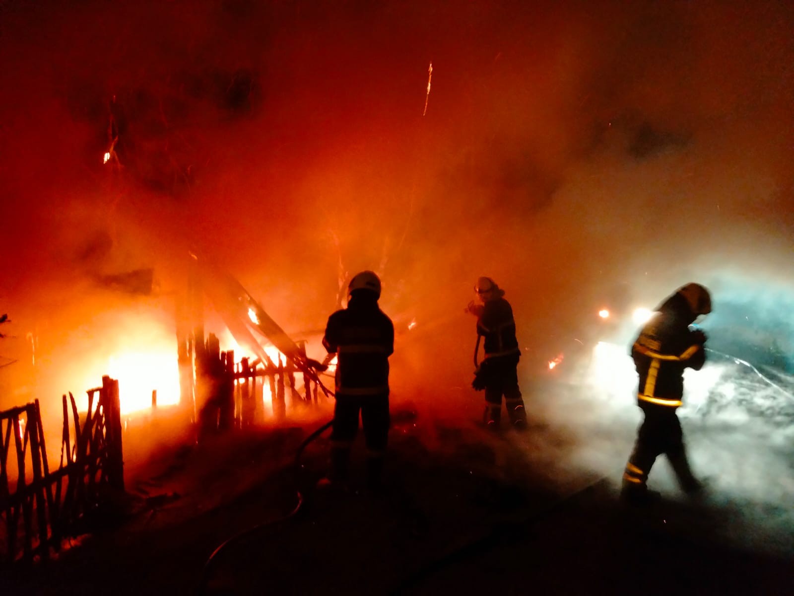 Rize'de korkutan yangın! Çay işçilerinin kullandığı barakada yangın çıktı
