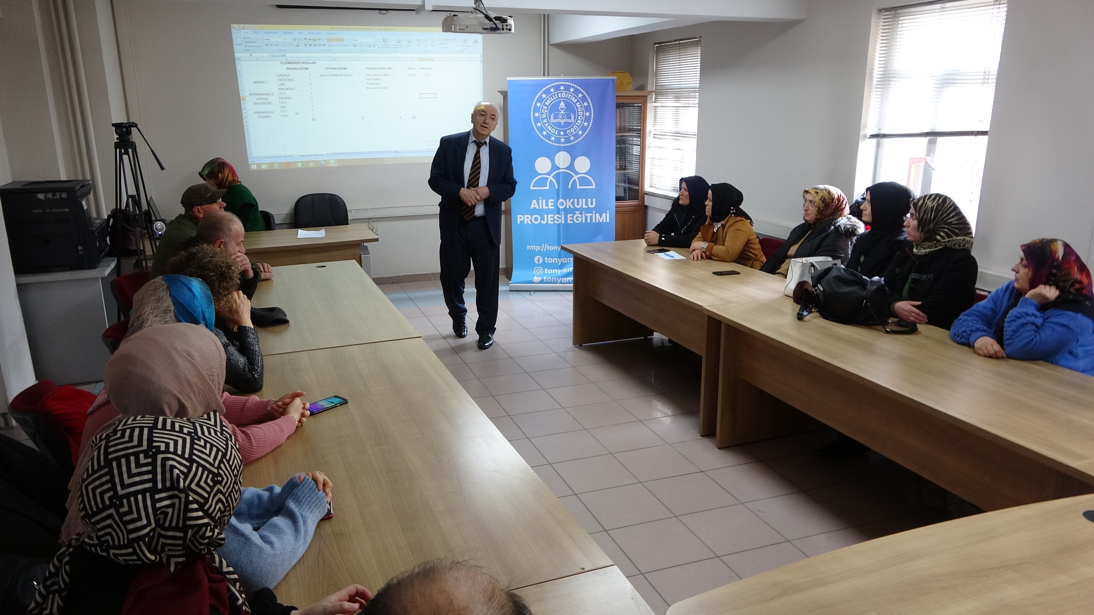 Trabzon'da "Aile Okulu Projesi" kapsamında ailelere terapi niteliğinde eğitim veriliyor