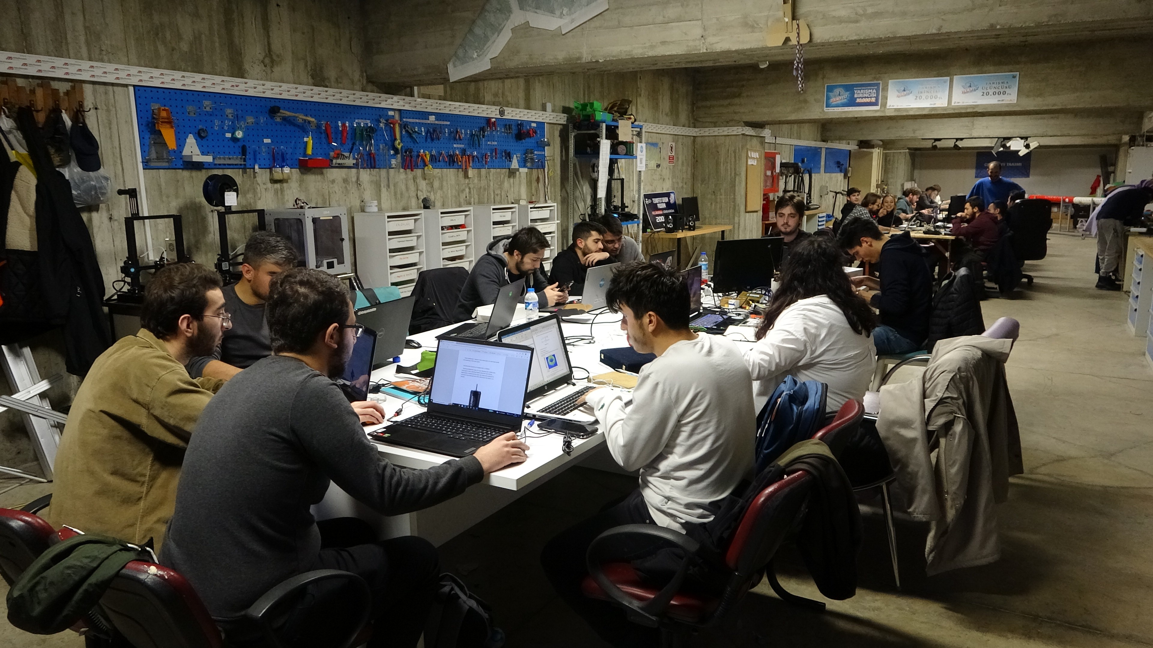 KTÜ'lü öğrenciler yurt içi ve yurt dışındaki yarışmalara otoparkta kurulan atölyede hazırlanıyor