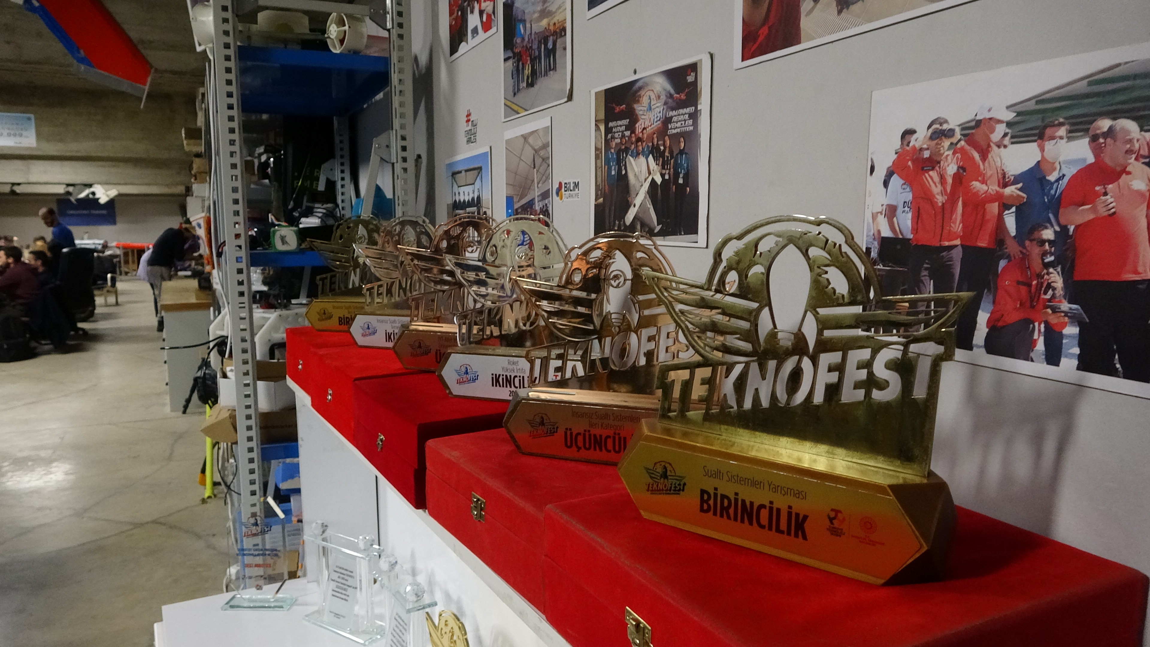 KTÜ'lü öğrenciler yurt içi ve yurt dışındaki yarışmalara otoparkta kurulan atölyede hazırlanıyor