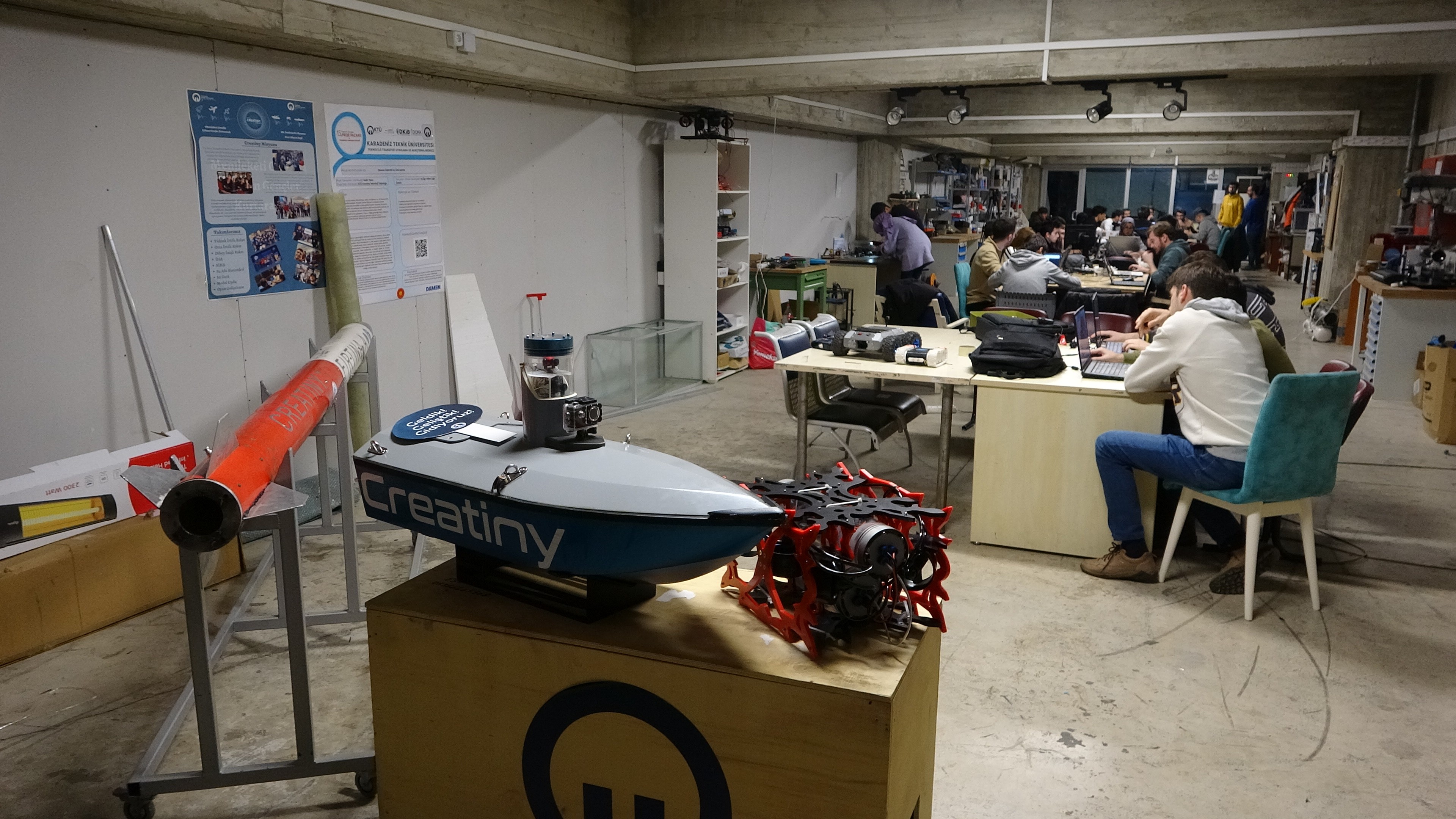 KTÜ'lü öğrenciler yurt içi ve yurt dışındaki yarışmalara otoparkta kurulan atölyede hazırlanıyor