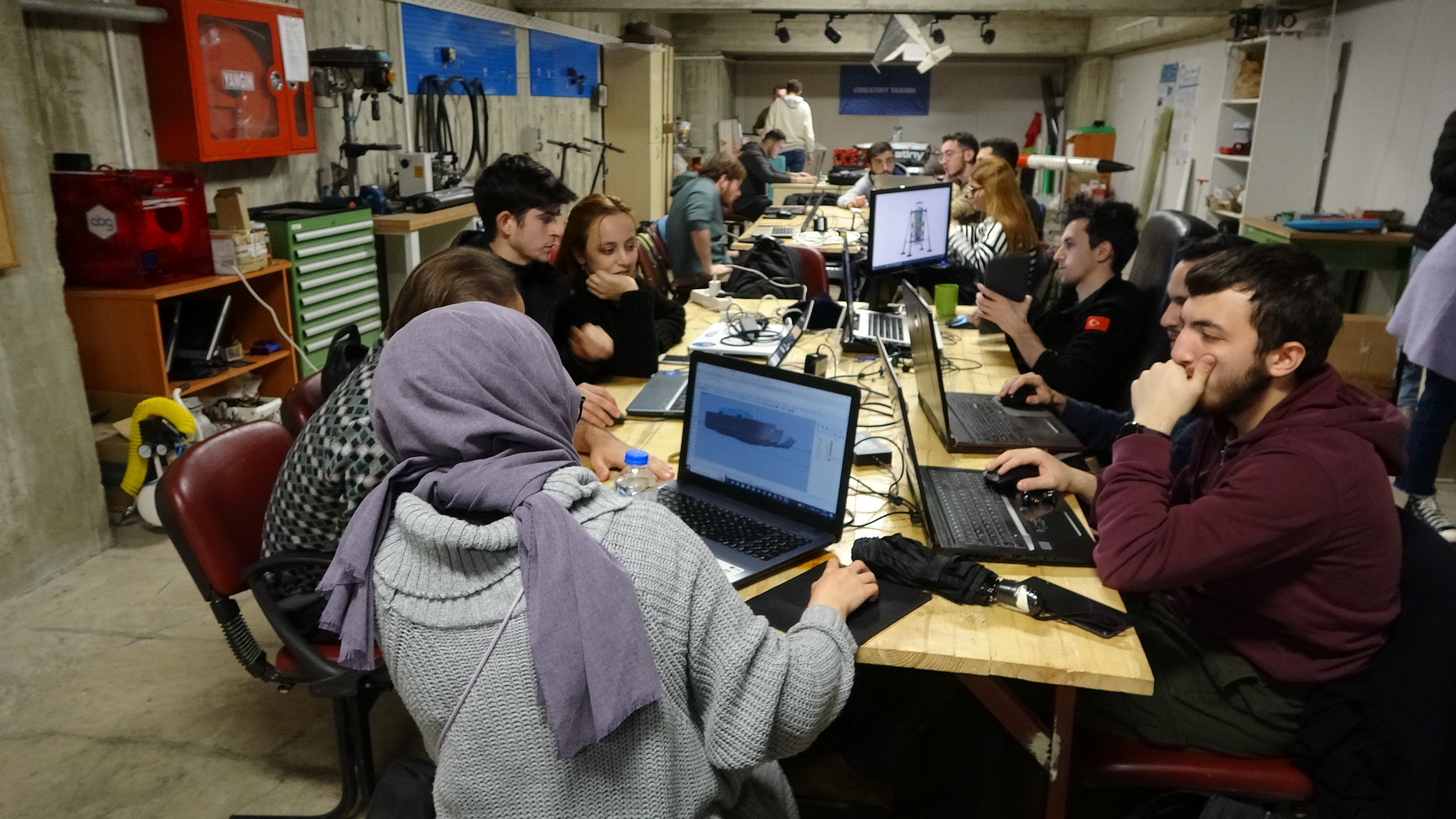 KTÜ'lü öğrenciler yurt içi ve yurt dışındaki yarışmalara otoparkta kurulan atölyede hazırlanıyor