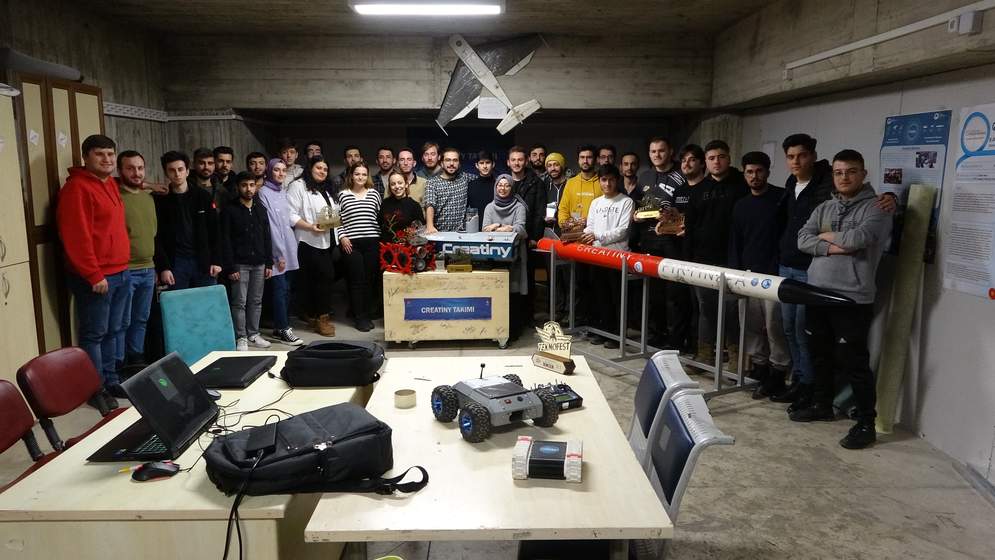 KTÜ'lü öğrenciler yurt içi ve yurt dışındaki yarışmalara otoparkta kurulan atölyede hazırlanıyor