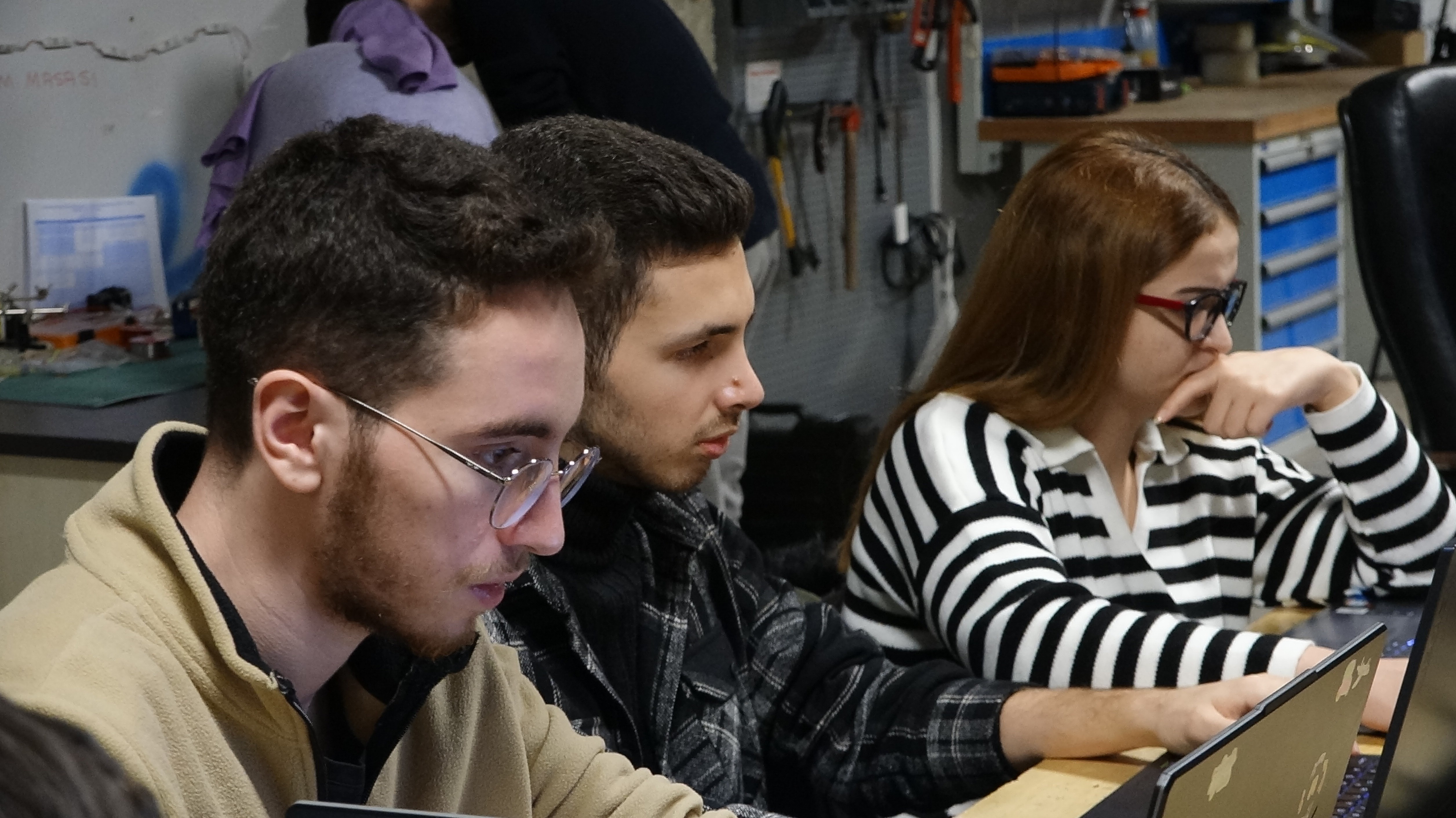 KTÜ'lü öğrenciler yurt içi ve yurt dışındaki yarışmalara otoparkta kurulan atölyede hazırlanıyor