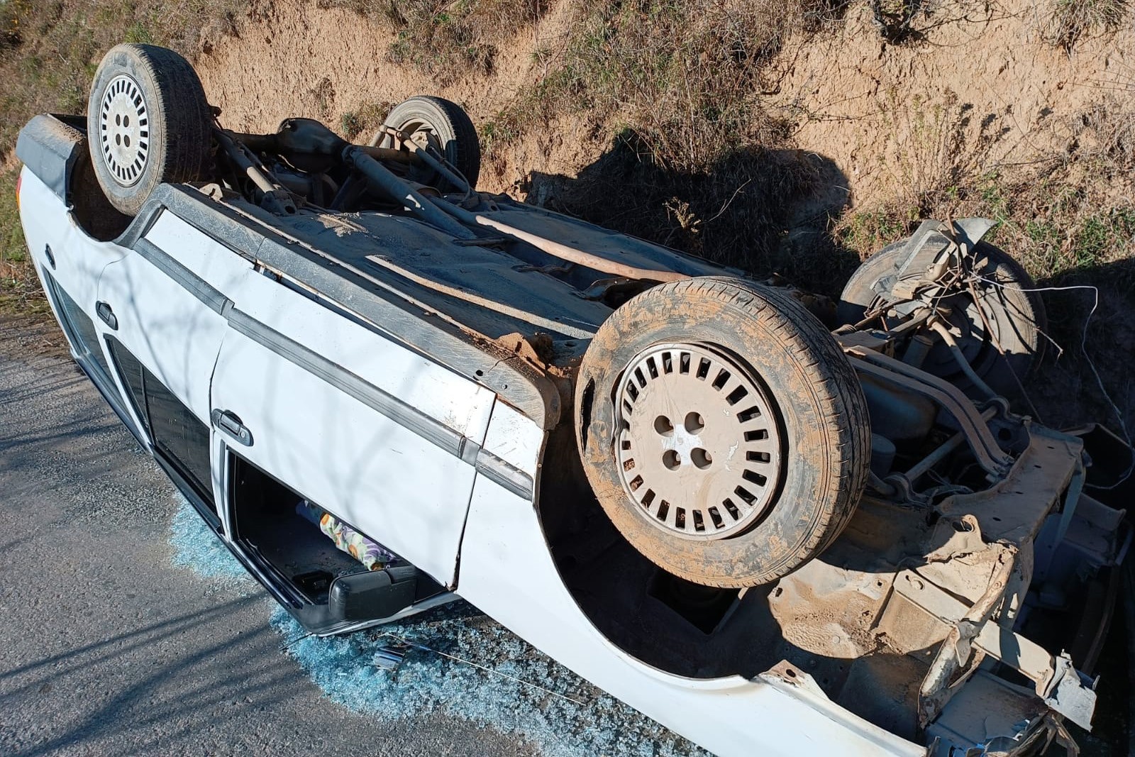 freni boşalan otomobil ters döndü: 2 yaralı