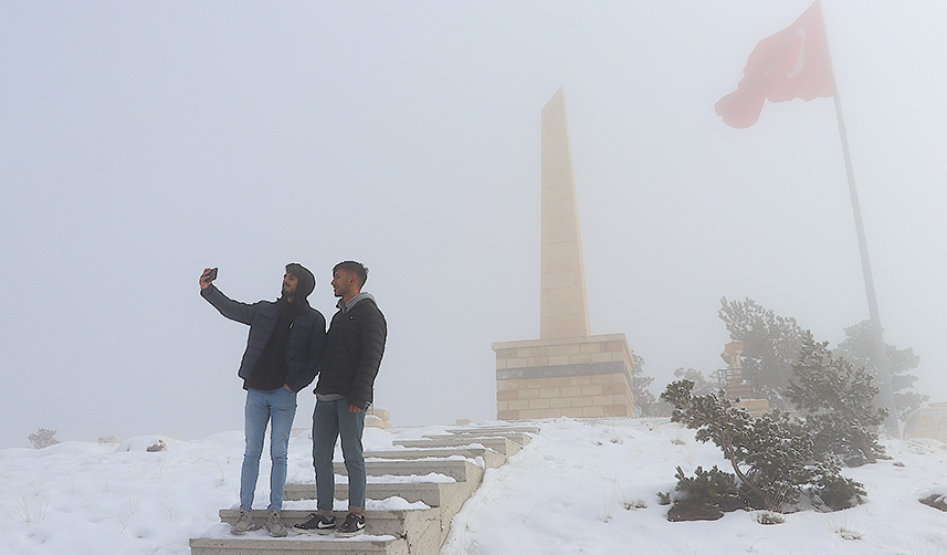 Bayburt'ta etkili olan sis sürücülere zor anlar yaşattı