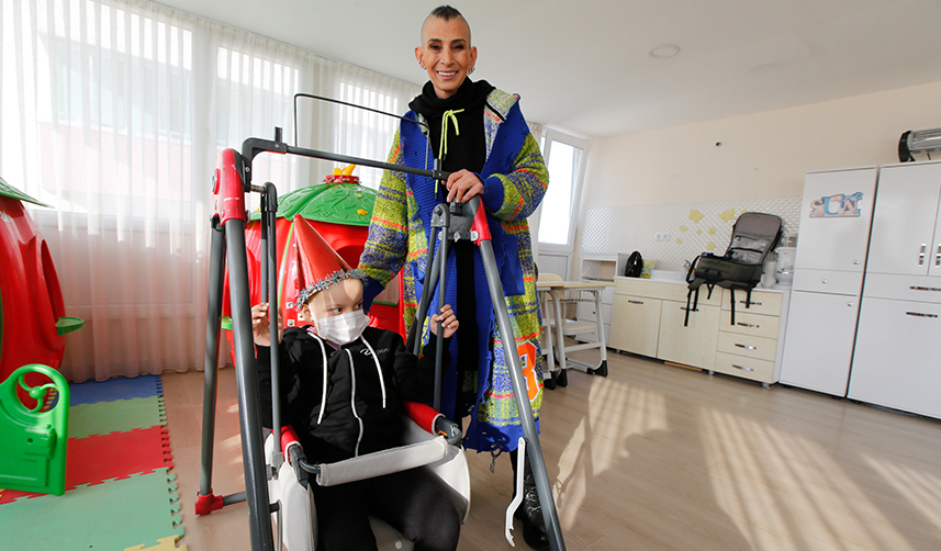 Samsun'da beş kez kanseri yenen kadın hayatını lösemili çocuklara adadı