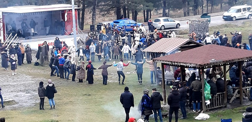 Üniversiteli Trabzonsporlulardan festival! 1 ton hamsi tüketildi