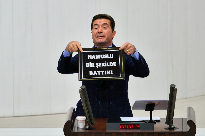 CHP Trabzon Milletvekili Ahmet Kaya elinde anahtarlarla TBMM Kürsüsüne çıktı