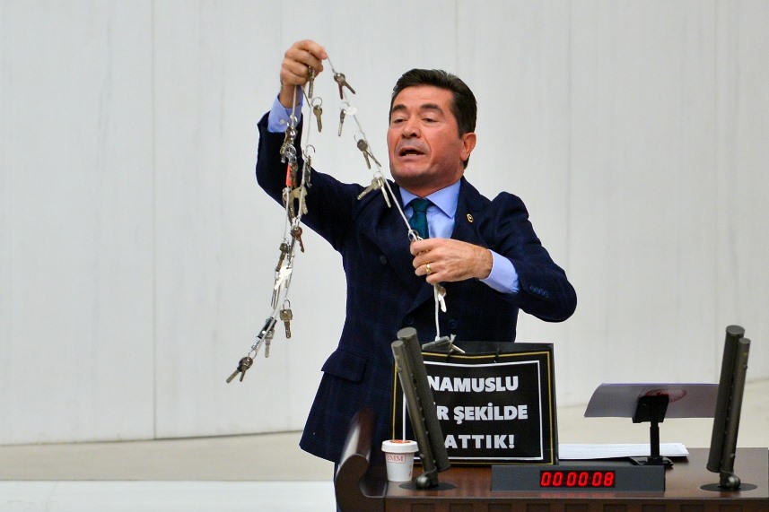 CHP Trabzon Milletvekili Ahmet Kaya elinde anahtarlarla TBMM Kürsüsüne çıktı