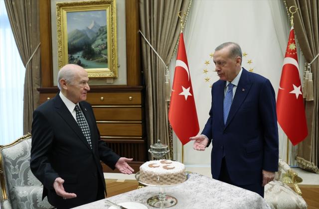 Cumhurbaşkanı Erdoğan'dan Devlet Bahçeli'ye doğum günü sürprizi! Üç hilalli pasta detayı