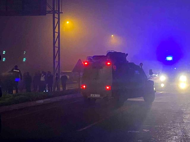 Diyarbakır'da polis aracına bombalı saldırı! 9 yaralı, 2 gözaltı