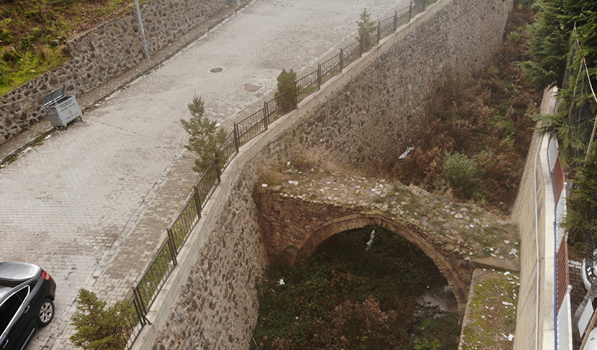 Gümüşhane'de-130-yıllık-tarihi-kemer-köprü-kaderine-terk-edildi