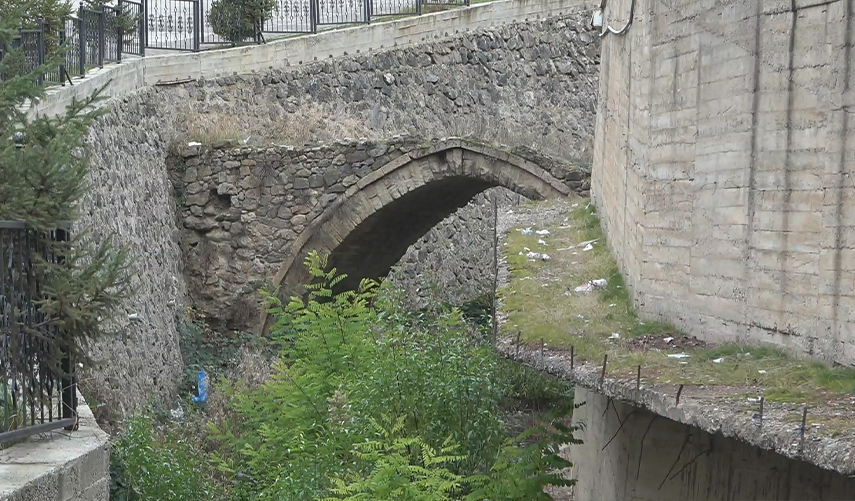 Gümüşhane'de-130-yıllık-tarihi-kemer-köprü-kaderine-terk-edildi