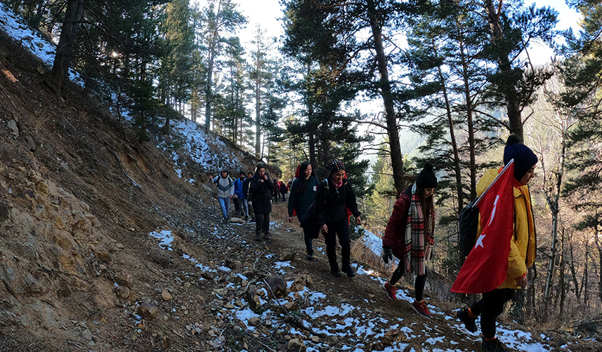 Gümüşhane'de karlı yolları Sarıkamış Şehitleri için yürüdüler-2
