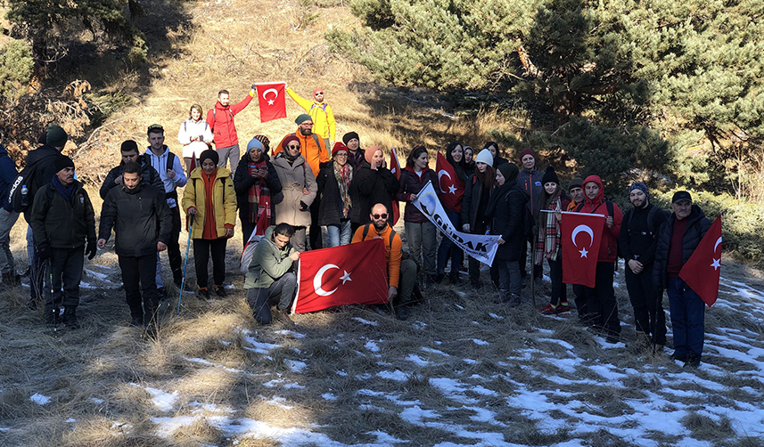 Gümüşhane'de karlı yolları Sarıkamış Şehitleri için yürüdüler-4