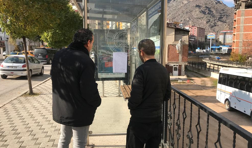 İlkokul-öğrencisinin-durağına-astığı-yazı-yürekleri-burktu-