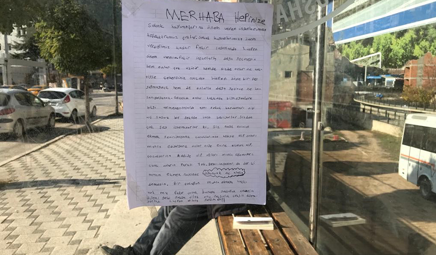 İlkokul-öğrencisinin-durağına-astığı-yazı-yürekleri-burktu-