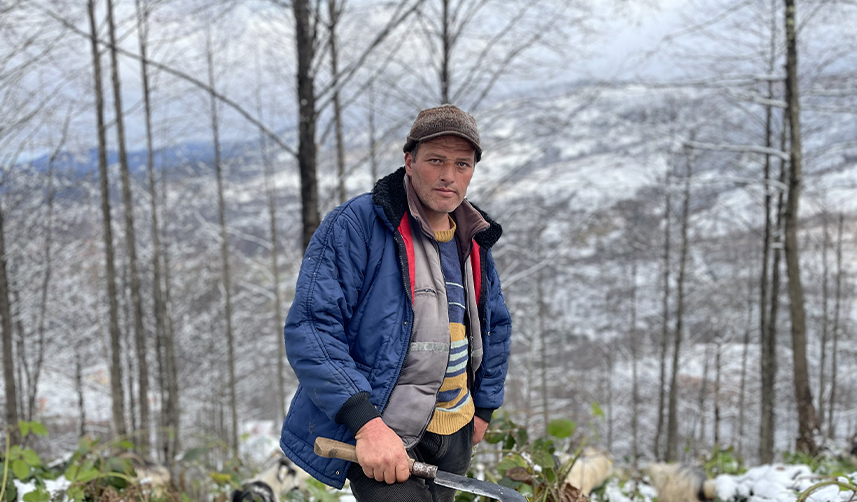 Keçileriyle-karlı-yamaçlarda-günde-8-saat-yol-katediyor3