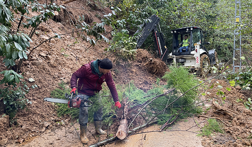 Rize'de heyelan nedeniyle 2 köy yolu ulaşıma kapandı