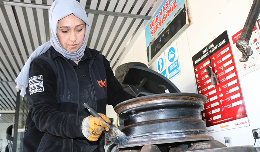 Şehrin-tek-kadın-lastik-tamircisi!-Erkeklere-taş-çıkartıyor-