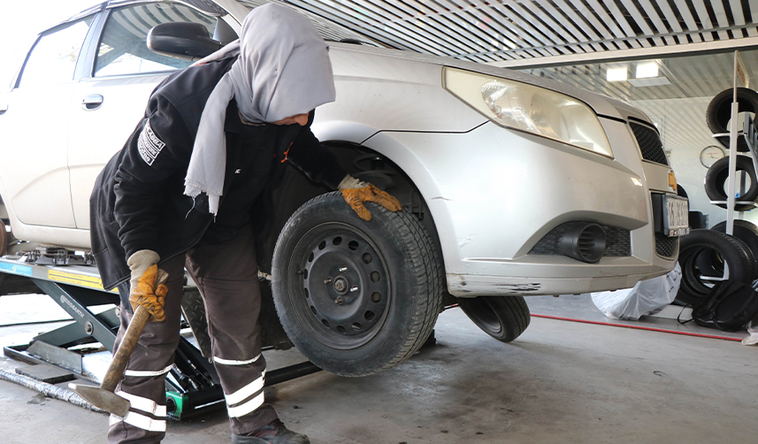 Şehrin-tek-kadın-lastik-tamircisi!-Erkeklere-taş-çıkartıyor-