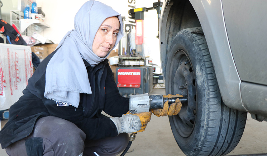 Şehrin-tek-kadın-lastik-tamircisi!-Erkeklere-taş-çıkartıyor-