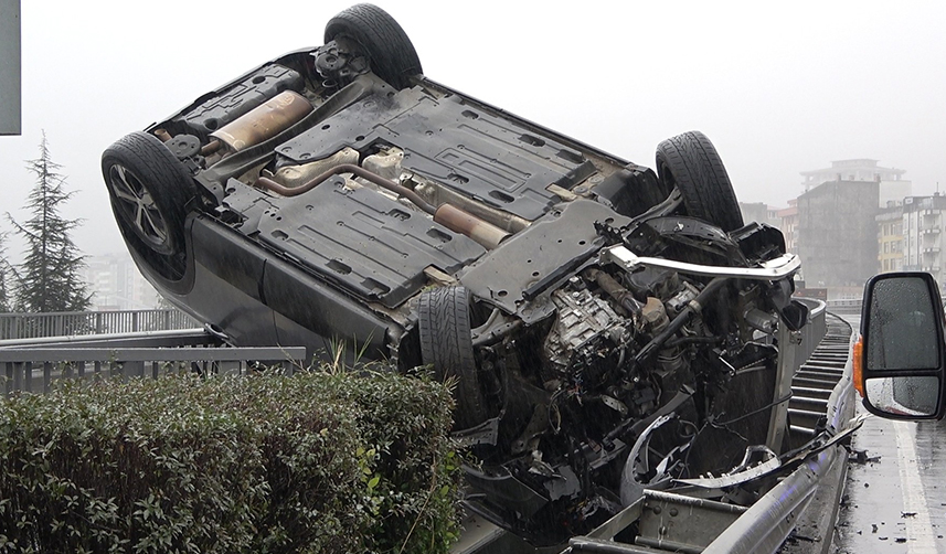 Takla-atan-araç-2-viyadük-arasında-askıda-kaldı