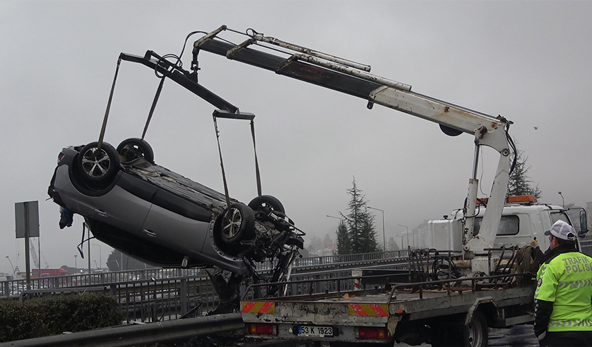 Takla-atan-araç-2-viyadük-arasında-askıda-kaldı