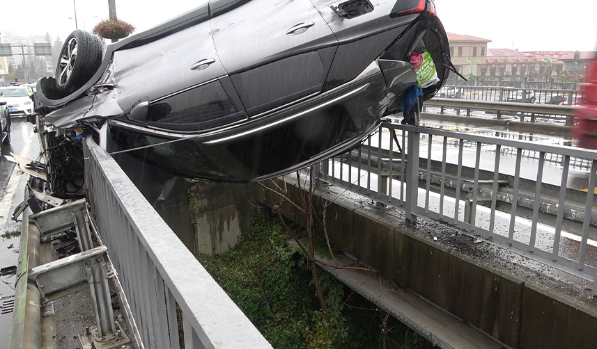 Takla-atan-araç-2-viyadük-arasında-askıda-kaldı