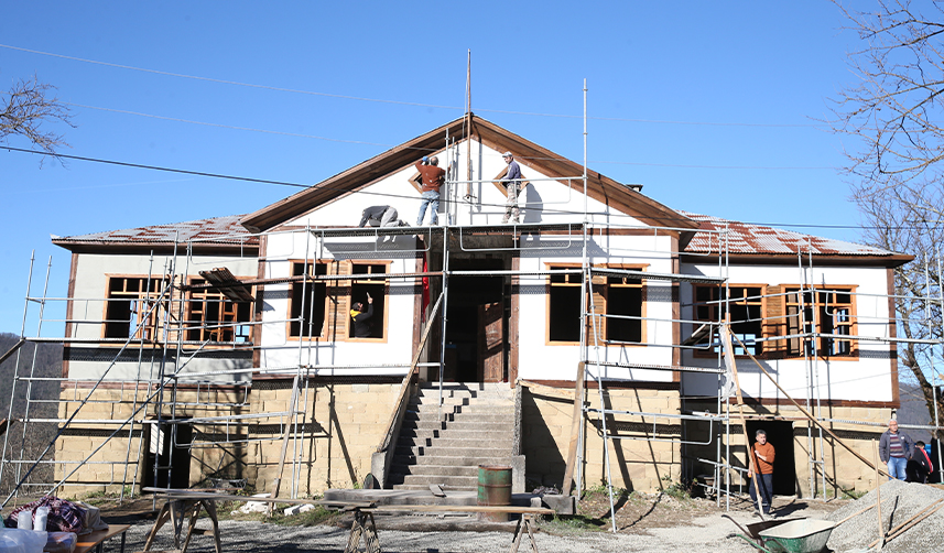 Tarihi-okulun-önünde-90-yıllık-fotoğrafı-yeniden-çektiler-