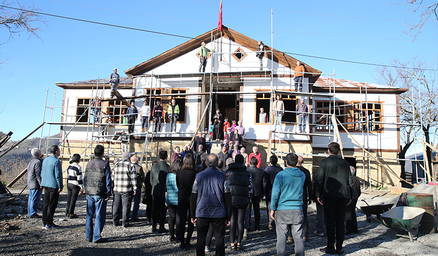Tarihi-okulun-önünde-90-yıllık-fotoğrafı-yeniden-çektiler-