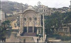 Islak, nemli sokaklarını gördüm düşümde!