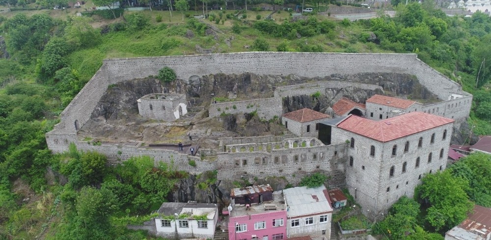 Islak, nemli sokaklarını gördüm düşümde!