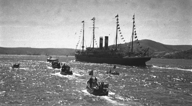 Islak, nemli sokaklarını gördüm düşümde!