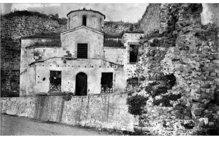 Islak, nemli sokaklarını gördüm düşümde!