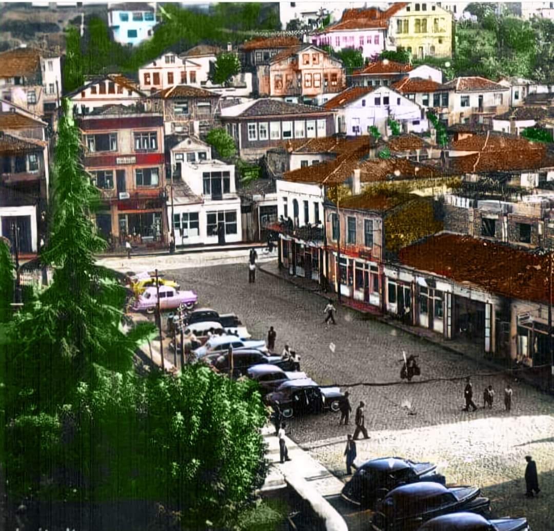 Islak, nemli sokaklarını gördüm düşümde!