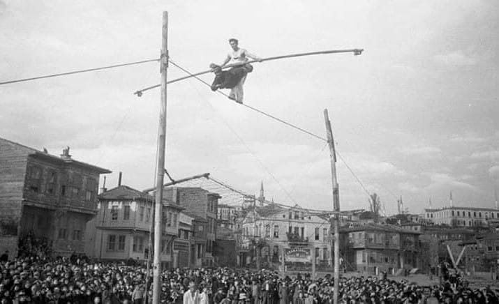 Islak, nemli sokaklarını gördüm düşümde!