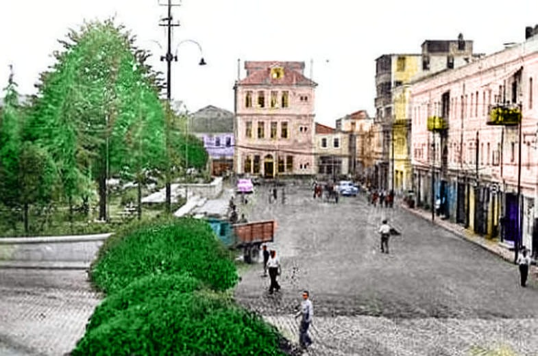 Islak, nemli sokaklarını gördüm düşümde!